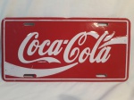 Linda placa de automóvel americana para uso na dianteira, Coca-Cola, logo original. A placa mede aprox. 15,5 x 30,5 cm. 