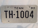 Linda placa de automóvel antiga do estado de Tennesse, nos  Estados Unidos. 1983. A placa mede aprox. 15,5 x 30,5 cm. 