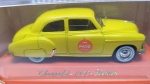 Coca Cola - Linda miniatura diecast na escala 1/43 do Chevrolet 1950 Sedan com tema da Marca mais famosa do mundo, a Coca Cola. Caixa e base originais. As rodas Giram livremente
