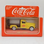 Coca Cola - Linda miniatura diecast na escala 1/43 do Dodge Plateau com tema da Marca mais famosa do mundo, a Coca Cola. Caixa e base originais. As rodas Giram livremente