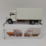 Minibrindes / Juê - Lindo caminhão Mercedes Benz 914 Baú - Fabricado pela Minibrindes (antiga Metalúrgica Juê) na escala 1/50 - Os pneus são em borracha e as rodas giram livremente. Abre portas da cabine e do Baú. Mede 13,5cm de comprimento