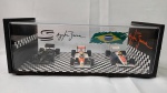 Ayrton Senna - Lindo set montado com 3 carros históricos Lotus McLaren e Toleman Escala 1/43 - Linda decoração com carros miniatura diecast do maior piloto da históriado Brasil na Fórmula 1. A tampa é em acrílico. Os carros são da coleção pilotos brasileiros