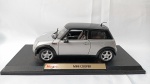 Mini Cooper - Linda miniatura na escala 1/18 fabricada pela Maisto abre capô, portas e mala, as rodas esterçam e os pneus são de borracha. As rodas giram livremente. Possui somente a base original