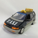 Mitsubishi Space Runner Taxi -  Linda miniatura na escala 1/24 fabricada pela Sunnyside abre capô, portas e mala, os pneus são de borracha. As rodas giram livremente. 