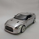 2009 Nissan GT-R - Linda miniatura diecast escala 1/24 fabricado pela maisto. Não tem caixa nem base. As rodas giram livremente, os pneus são de borracha - Mede 18,5cm de comprimento   