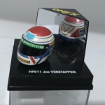 Miniatura Onyx Capacete F1  HF011- Jos Verstappen  escala 1:12  item de coleção na embalagem original -  miniatura íntegra  tampa acrílica riscada