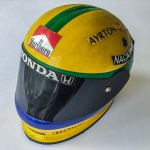 COLECIONISMO - Réplica do capacete de Ayrton Senna, feita artesanalmente medindo aproximadamente 14 cm de altura e 16 cm de comprimento.