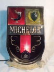 Luminoso Cerveja Michelob, em forma de brasão, aprox. 42 x 28 x 10 cm, excelente estado