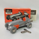 Brinquedo antigo Schuco releitura do carro de corrida Mercedes ano 1936 escala 1/45 - Schuco Micro Racer 1043/2 fabricado na Alemanha - Caixa e chave original - O brinquedo funciona a corda e esterça as rodas. A caixa mede 10cm de comprimento. Funcionando (veja o vídeo)