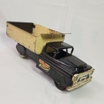 Brinquedo antigo - Lindo caminhão caçamba Hydraulic Dump - Fabricado na década de 50 nos Estados Unidos pela Marx Toys - Mede 38cm de comprimento. As rodas da frente não são as originais.