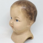 Brinquedo antigo - Linda cabeça de boneca antiga. Olhos e boca pintados. Material aparentemente cerâmica. Provavelmente de origem Europeia. Mede 19,5cm de altura