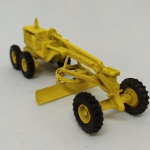 Brinquedo antigo Juê - miniatura - Linda motoniveldora Trator nº 12 Patrol Caterpillar CAT escala 1/43. Mede 10,5cm de comprimento