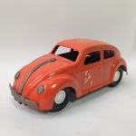 Brinquedo antigo - Volkswagen Fusca de Bombeiro, movido à fricção, fabricado pelos Brinquedos Estrela. Mede aprox. 12 cm. Ausência do Para-choque traseiro;
