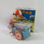 Brinquedo antigo de lata - Lindo e antigo Vendedor de sorvete a corda fabricado na China. Funcionando a corda (veja o vídeo) - Caixa original