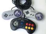 COLECIONISMO - Conjunto com 3 controles antigos de vídeo game, NÃO TESTADOS.