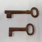 Colecionismo e decoração - Lindo par de chaves antigas, enferrujadas - Feitas em ferro. A maior mede 12,5cm de comprimento e a menor 8,5cm de comprimento