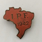 Antigo Pin com o Mapa do Brasil e as inscrições I.P.F. 1942 - JJ
