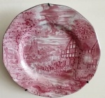 Prato em porcelana inglesa com cenas de carruagem na coloração rosa.Marca: ENOCH WEDGWOOD. Mede: 25 cm.