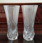 Par de jarros de flor em cristal com desenhos geométricos . Mede: 17 cm.
