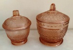 Duas  minis compoteiras em vidro antigo rosa. Mede: 14 cm e 12 cm.