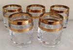 Conjunto com 5 copos de licor em cristal  com borda ouro. Marca: BOHEMIA . Mede: 6 cm.