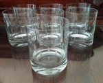 Conjunto com 7 copos de whisky em cristal com padrão de pequenas folhas. Mede: 9 cm.