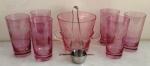 Jogo de bebida com balde de gelo, pegador e dosador em vidro rosa com padrão de folhas. Mede: 14 cm (copos) e 13x16 cm (balde).