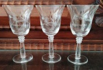 Três taças em cristal com padrão de raminhos. Mede: 14 cm.
