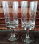 Dois cálices de cristal com padrão de pequenas folhas. Mede: 16 cm.