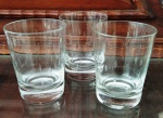 Três copos de licor de cristal com padrão de pequenas folhas. Mede: 8,5 cm.