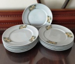 Conjunto de 12 pratos de porcelana com motivos florais - Marca SRS. Mede:25x25 cm.