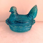 Mantegueira de galinha em vidro antigo pintado azul. Mede: 14x11 cm.