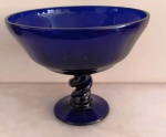 Centro de mesa com pé em vidro azul cobalto. Mede: 23x19 cm.