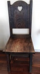 Cadeira em madeira antiga pesada. Mede: 96x44x41 cm.