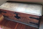 Antigo Baú em  madeira maciça com dobradiças e fecho em ferro batido sem chave . Mede: 46x121x50 cm.
