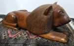 Escultura Leão talhado a mão em  madeira maciça    - Mede: 76 x 21 cm