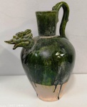 Belíssima Ânfora de alça  em cerâmica pintada com bico em formato de dragão  . Mede: 26 cm