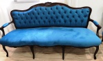 Grande Sofá 3 lugares estilo LUIZ XV em madeira maciça e estofamento azul cobalto. Mede: 180x60x97 cm
