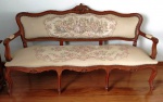 Conjunto de sofá e par de cadeiras de madeira nobre, estilo Luis XV, forração em belíssimo gobelain. Mede: 170 x 60 x 90  cm  e cadeiras 65 x 67 x 95 cm