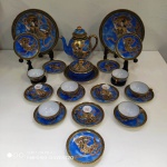 Antigo Jogo de café em porcelana Chinesa representando Dragão no padrão SATSUMA . Contém 13 peças sendo 1  Bulê , Açucareiro, 9 xícaras completas ,1 Pires de café avulso e 2 pratinhos .
