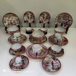 Antigo Jogo de café em porcelana Japonês representando Cenas do cotidiano . Contém  11 peças , sendo 5 xícaras completas de café  ,6 xícaras completas de chá . Marca H.