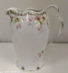 Azeiteiro em porcelana LIMOGES ricamente ornamentada em padrão florais com alças trabalhadas . Medem: 13  cm