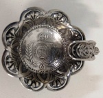 Mini Cinzeiro do Império em PRATA DE LEI CONTRASTADA com fundo em moeda de prata de 1000 réis . Belíssima composição  . Mede: 5 cm. Pesa: 30 g 