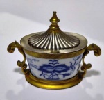 Pequeno potiche chinês  em PRATA VERMEIL com contraste e pintura em porcelana com temas florais . Mede: 8 x 7 cm