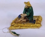Antiga mini estatua de pescador em cerâmica chinesa esmaltada. Mede: 10 x 7 cm (Am)