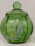 Belíssima compoteira em vidro verde com detalhes em dourado e folhas brancas. Mede:  (20 x16x16 cm  ) (Am)