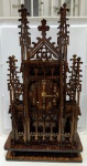 Relógio de mesa produzido a base de PVC em formato de catedral . Funcionando - Mede: 41 x 23 cm