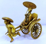 Maravilhosa e ricamente detalhada escultura em resina plástica representando chinesa na carruagem . Mede: 9 x7 cm(Am)