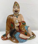 Antiga estátua de divindade chinesa em porcelana ricamente policromada , feições muito bem trabalhadas e com movimento da lingua . Vide filme . Mede: 17 X 15 CM