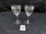 Par de  taças de vinho em cristal, lapidação tipo Saint Louis. Medindo 13,5cm de altura x 6,5cm de diâmetro.